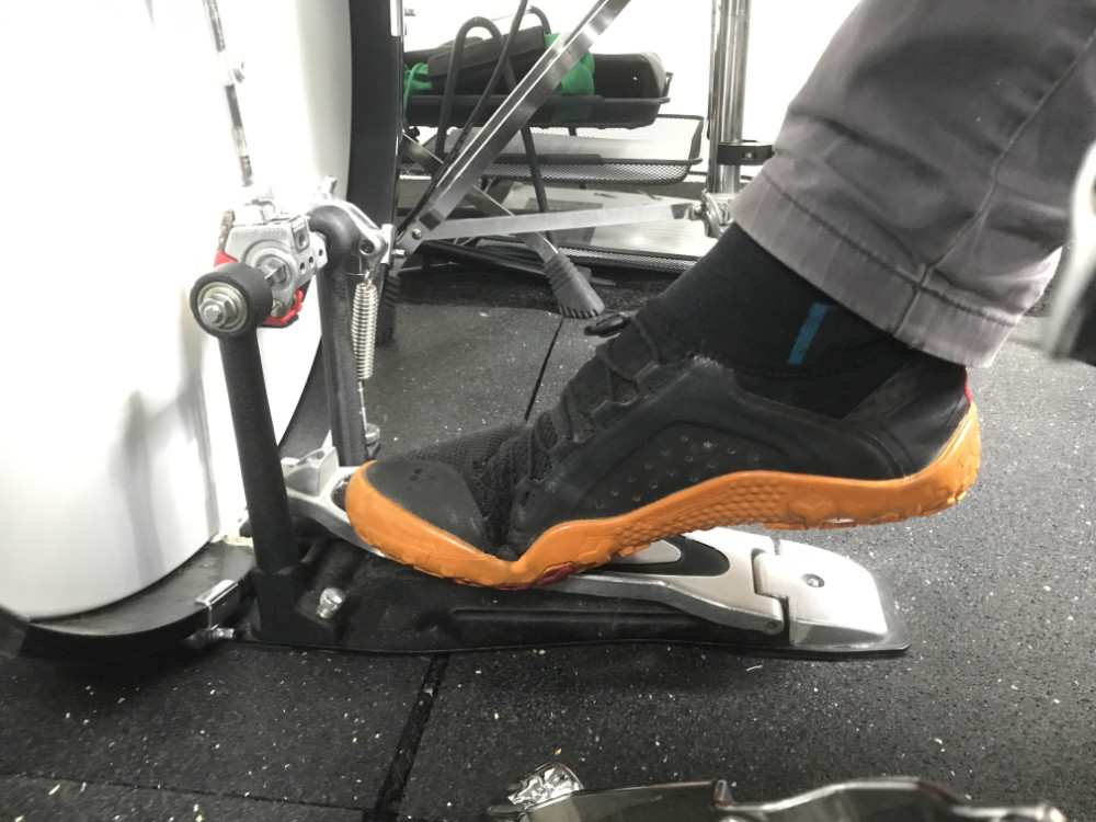 Vivobarefoot Barfußschuhe auf einem Bass Drum Pedal